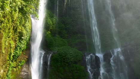 Herrlichen-Wasserfall-in-den-Tropen.-Wasser-fliegt-aus-großer-Höhe-bilden-eine-Spray.-Bali,-Indonesien