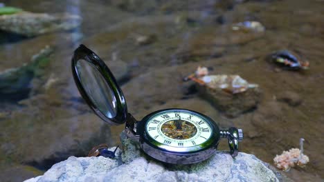 Reloj-de-bolsillo-con-río-en-fondo