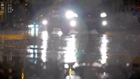 Coches-de-conducción-bajo-la-lluvia-en-la-noche