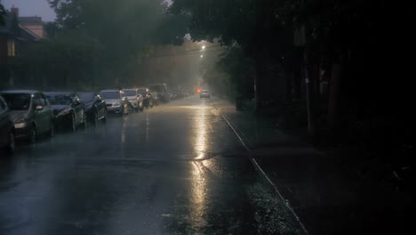 Schuss-von-einer-Straße-in-der-Nacht-während-eines-Sturms-Ity-etablieren.