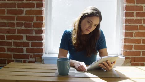 Slow-motion-of-woman-doing-online-shopping-on-her-tablet