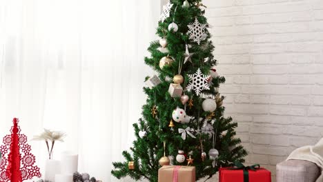 schön-eingerichtete-Wohnzimmer-mit-Weihnachtsbaum