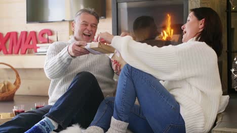 Älteres-Paar-ein-Geschenk-zu-Weihnachten