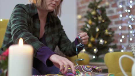 Joven,-embalaje-de-regalo-de-Navidad