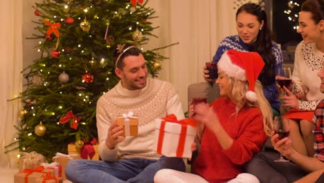 amigos-celebrando-la-Navidad-y-dando-regalos