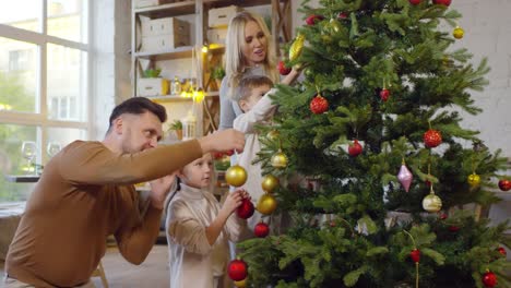 Glückliche-Familie-schmücken-Weihnachtsbaum