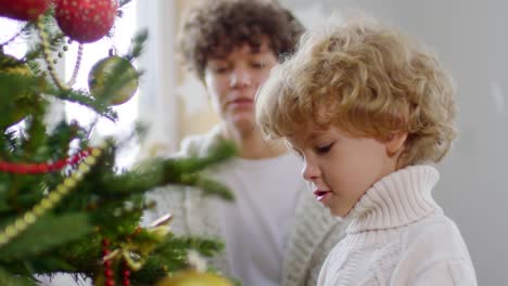 Adorable-niño-decoración-árbol-de-Navidad