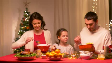 familia-feliz-Navidad-cenando-en-casa