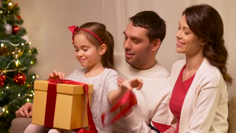 familia-feliz-con-el-regalo-de-Navidad-en-casa