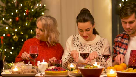 amigos-felizes-Inicio-cena-de-Navidad-del-partido