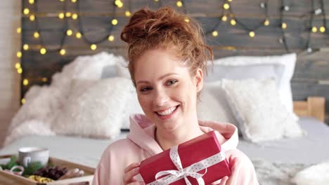 Portrait-of-happy-girl-with-christmas-present