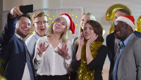 Büroangestellte-nehmen-Selfie-Christmas-Party