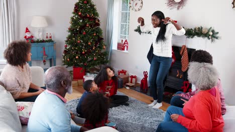 Multi-Generationen-Familie-Spiel-Scharaden,-wie-sie-Weihnachten-zu-Hause-zusammen-feiern