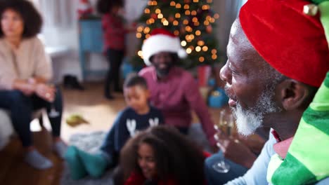 Multi-generación-familia-sombreros-de-fiesta-que-celebran-la-Navidad-en-casa-junto