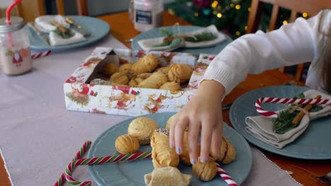 Kind-an-der-Hand-auszustrecken,-Weihnachtsplätzchen-zu-nehmen