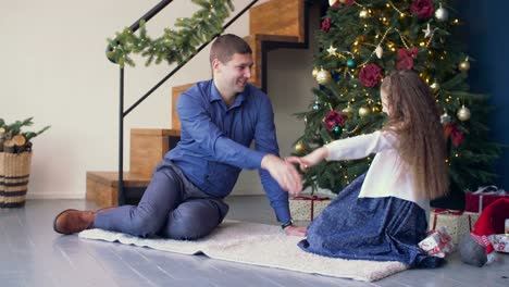 Fröhliche-Weihnachten-schenken-Vater-Tochter