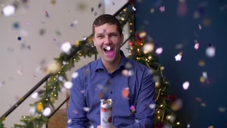 Hombre-extático-estallido-cracker-de-confetti-de-Navidad