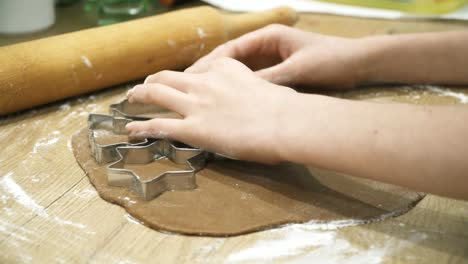 Elaboración-de-pan-de-jengibre-para-la-Navidad-en-casa.