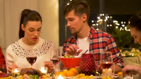 Freunde,-die-Weihnachts-Dinner-Party-zu-Hause-essen