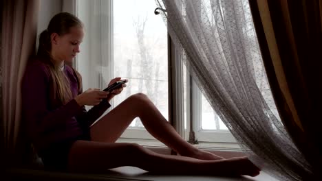 Heavy-Snowfall-Outside-the-Window