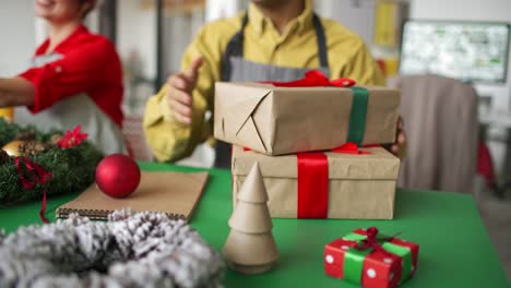 Hombre-y-mujer-preparando-regalos-de-Navidad