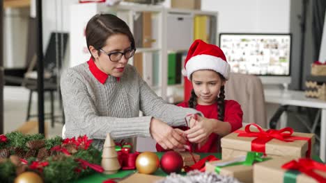 Mutter-und-Tochter-bereitet-selbstgemachtes-Geschenk-Boxen-zusammen