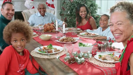 Toma-en-cámara-lenta-de-familia-disfrutando-de-una-comida-en-la-mesa-de-Navidad