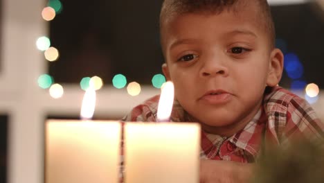 Niño-observando-un-malestar-de-las-velas.