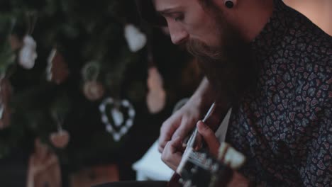 Hipster-tocando-la-guitarra-eléctrica.