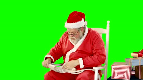 Santa-Claus-mit-Schriftrolle-und-Geschenk-box