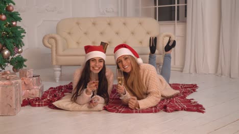 Año-de-nuevo-de-celebración-femenina-joven-atractivo-interior