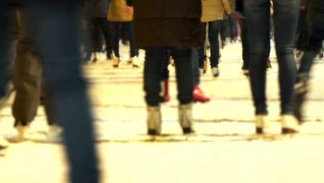 Concept-Snow-and-Healthy-Lifstile.-Crowd-at-Night-City-Skating-Rink.-Pedestal