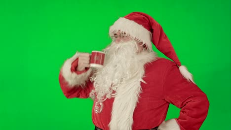 Weihnachtsgetränke-aus-einer-roten-Tasse-auf-einem-Green-Screen-Chrome-Key