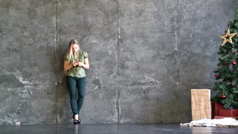 mujer-joven-mirando-el-teléfono