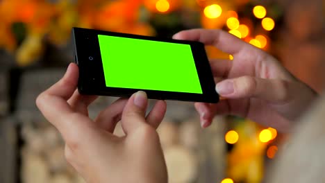 Frau-mit-green-Screen-Smartphone-betrachten