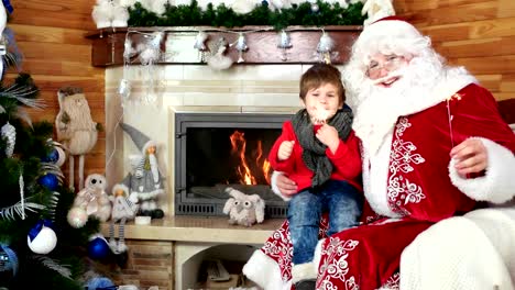 niño-de-Santa-vuelta,-niño-y-San-nicolas-holding-destellos,-año-nuevo-y-fiesta-de-Navidad