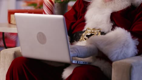 Santa-Claus-mit-Laptop,-Nahaufnahme