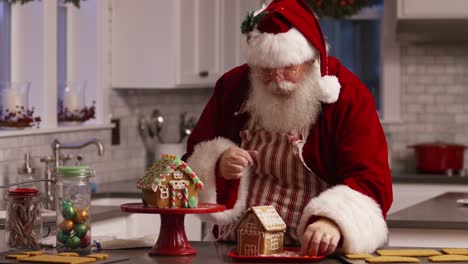 Santa-Claus-en-cocina,-decoración-de-casa-de-jengibre