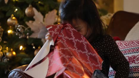 Junges-Mädchen-Eröffnung-Geschenk-zu-Weihnachten