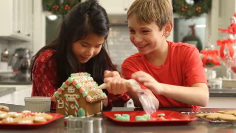 Lebkuchenhaus-dekorieren-zu-Weihnachten