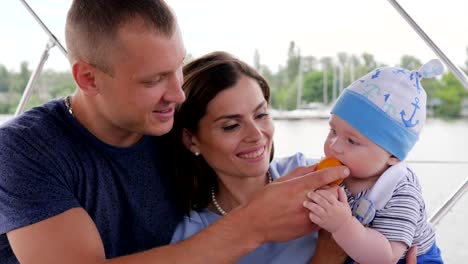 niño-come-comida-primera-en-las-madres-de-las-manos-en-reposo,-amor-de-pareja-con-niños-pequeños,-cuidando-a-bebé-durante-vacaciones-de-verano