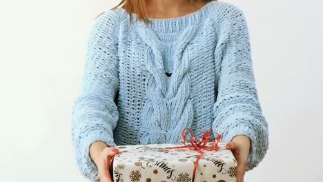 Das-Mädchen-im-blauen-Pullover-gibt-ein-festliches-Geschenk