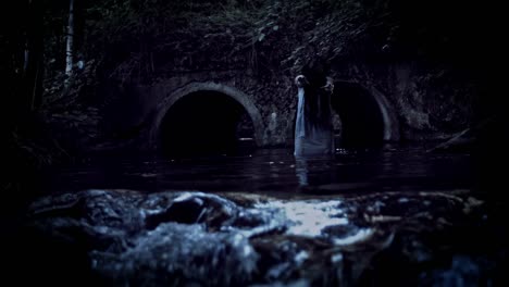 4K-Horror-Frau-handeln-Böse-in-Fluss