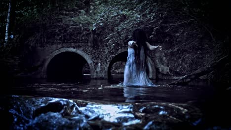 4K-Horror-mujer-sacando-agua-oscura-en-reversa