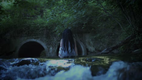 4K-Horror-Frau-stehend-In-dunklen-Fluss,-nicht-bearbeitet