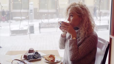 Mujer-en-la-cafetería