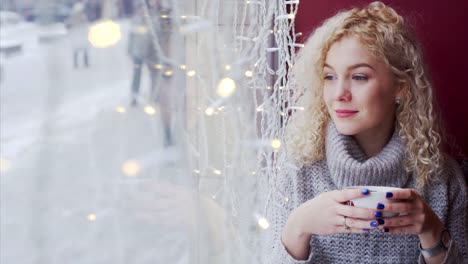 Mujer-disfrutando-de-café