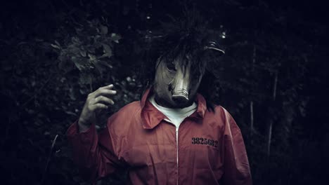 4K-Halloween-Horror-Mann-mit-Schwein-Maske-böse-Portrait