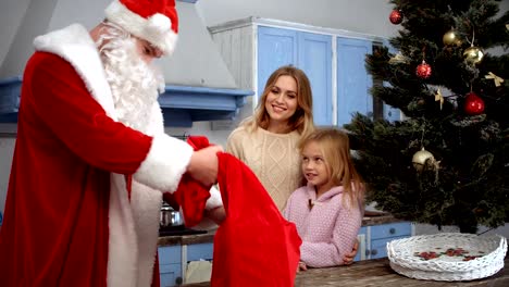 Familia-celebrando-Navidad-y-año-nuevo