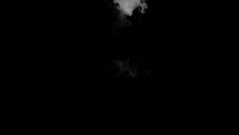 Smoke-billowing-over-un-fondo-negro.